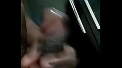 Novinha enganou a m&atilde_e e foi para o quintal de sua casa fazer uma chamada de v&iacute_deo com  Thumb