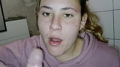 Mamada Casera en el Ba&ntilde_o de pendeja argentina se lleva una enorme carga en la boca Thumb