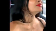 Chica desnuda conduciendo Thumb