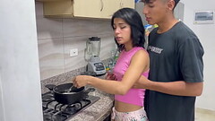 Mi peque&ntilde_a hermanastra quiere follar por primera vez en la cocina y le doy el mejor sexo de s Thumb