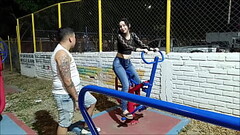 VISITO A MI VECINA EN EL PARQUE MIENTRAS ELLA HACE EJERCIO - le encanta verme hacer ejercicio Thumb