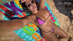 Dia de Sol, fazendo o que mais amo: Me exibir com meus micro biquinis na praia. buceta fica pulando Thumb