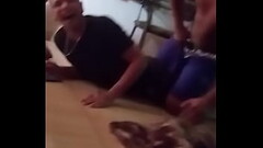 Negro fode primo branquinho em casa de amigos com ele assistindo Thumb