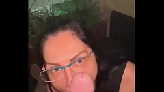 Deusa chupa um pau bem duro e se delicia com as bolas Thumb