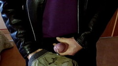 Branle en blouson  cuir et pantalon militaire. &Eacute_jaculation finale sur un boxer sale Thumb
