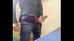 Paja en la oficina cuando no hay nadie en hora de colacion Thumb