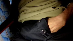 branle et &eacute_jaculation dans un treillis de l'_arm&eacute_e Thumb
