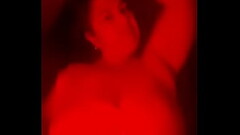 Sabrina nous pr&eacute_sente sa grosse paire de seins transpirante Thumb