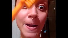 ninfeta limpa a boca para chupar Thumb