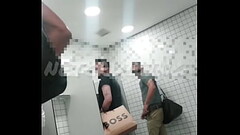 MUITO BOM PEGA&Ccedil_&Atilde_O EM BANHEIRO P&Uacute_BLICO.  QUERO FAZER PUTARIA IGUAL ESSES MACHOS. Thumb