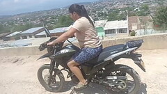As&iacute_ le cobr&oacute_ las clases manejo de moto a Keilimar Thumb