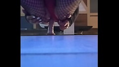 Rebolando na frente do espelho socando o vibrador Thumb