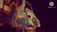 CAMINHONEIRO VIU A PUTA SAFADA SE EXIBINDO NA BEIRA DA ESTRADA N&Atilde_O RESISTIU E FUDEU NA  BEIRA Thumb