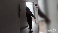 Keilimar limpia la casa mientras su novio aburrido la intenta convencer de chuparle la polla pero al Thumb