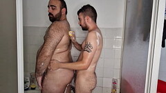 Osos peludos masturb&aacute_ndose en la ducha Thumb