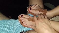 Masaje de pies bonitos con sandalias y corrida en la mano tierna de mi compa&ntilde_era de cuarto qu Thumb