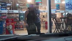 Maduro saindo com casal Cuckold a Hotwife namorando na frente do corno Thumb