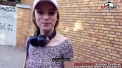 kleine 18 j&auml_hrige touristin Studentin verf&uuml_hrt auf der Stra&szlig_e zum outdoor Sex Thumb