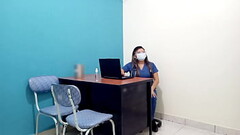 eres tan diplomatica con tus pacientes!! medicucha internista de cardiologia examina al paciente y l Thumb