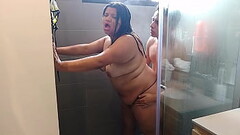 Me seduce para que se pueda duchar conmigo y aprovechar que estoy desnuda, me comienza a tocar el co Thumb