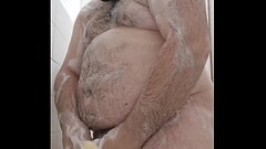 Joven gordito y oso peludo duch&aacute_ndose Thumb