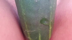 ESTAVA COM CALOR , ABRI  BEM AS PERNAS SEM CALCINHA COM MINHA BUCETA DEPILADA , PEGUEI O PEPINO QUE  Thumb