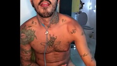 Batendo punheta de bon&eacute_ Thumb