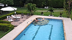 La fiesta termina en una follada en la piscina. Parte 2. Nadie se da cuenta de lo que hacemos Thumb