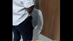 5 machos ca&ccedil_ando no banheiro e se aventurando sem pudor . DI&Aacute_RIO DE BANHEIR&Atilde_O ( Thumb