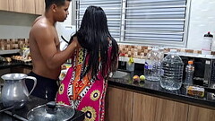 Interrumpo a mi madrastra en la cocina y la convenzo de que me chupe la polla Thumb