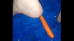 Pornobiberni1 schiebt sich Karotten in die pofotze Thumb