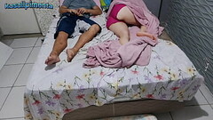 milf teve que dividir a cama com dotado devido reforma de sua casa! Thumb