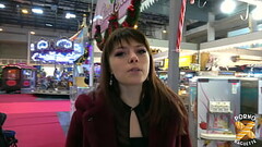 Tiny, belle coquine, se d&eacute_vergonde pour deux bites bien dures Thumb