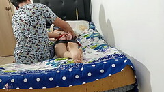 Dandole las buenas noches a mi hermanastra antes de dormir. Thumb