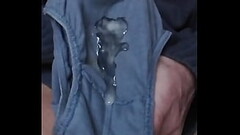 je me branle en reniflant mon slip avec des traces de pneus, j'_&eacute_jacule dedans Thumb