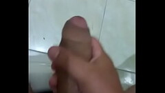 Punheta no banheiro Thumb