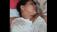 Mulher Indiana enfiando pau gigante na garganta e levando socadas estocadas forte na buceta Thumb