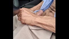 Batendo uma punheta gostosa dentro do carro Thumb