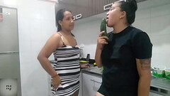 mi hermanastra y yo jugando con un pepino Thumb
