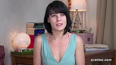 Ersties: Single Marie nimmt 2 Toys zur Hand Thumb