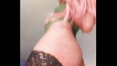 Travesti abri&eacute_ndose el culo con un consolador Thumb
