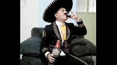 Practicando a ser Mariachi me puso muy caliente hasta me termine la botella de jerez Thumb