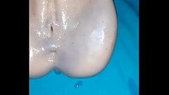 Baiser son jouet et &eacute_jaculer dessus Thumb