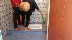 बाथरूम साफ कर रही भाभी को पकड़ कर पेल दिया ! Bhabhi XXX Sex Thumb
