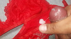 Me masturb&eacute_ con lencer&iacute_a roja de mi amiga y me vine encima, le gusta la lencer&iacute_ Thumb