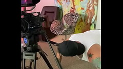 Diretor fazendo exerc&iacute_cio enquanto elas se chupam - Thalia Senna - Leticia Ferola Thumb