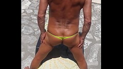 Juste bronzer en string au bord de la piscine Thumb