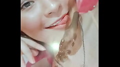 Pendeja recibe leche en la cara Thumb