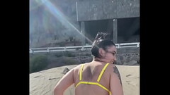 Mira como se mueve en la playa, calentando a los ba&ntilde_istas #kodabratz Thumb