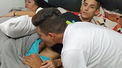 Se la chupo a mi hermanastro mientras vemos pel&iacute_culas... Thumb